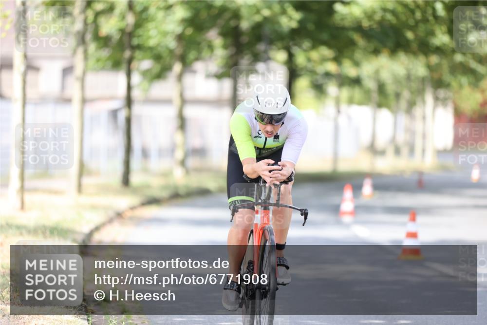 11.08.2024 - GEWOBA Citytriathlon Bremen H.Heesch http://msf.ph/oto/6771908 11.08.2024 11:35:34 Radfahren 817, 862, 934 meine-sportfotos.de