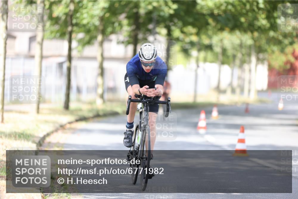11.08.2024 - GEWOBA Citytriathlon Bremen H.Heesch http://msf.ph/oto/6771982 11.08.2024 11:36:20 Radfahren 762, 818 meine-sportfotos.de