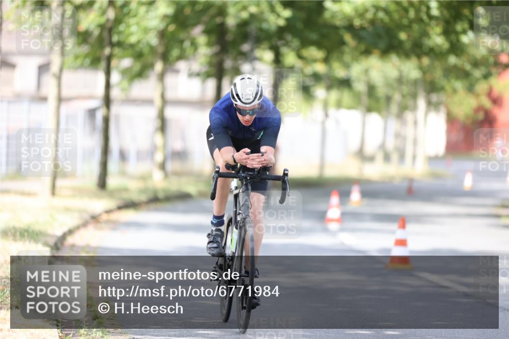11.08.2024 - GEWOBA Citytriathlon Bremen H.Heesch http://msf.ph/oto/6771984 11.08.2024 11:36:20 Radfahren 762, 818 meine-sportfotos.de