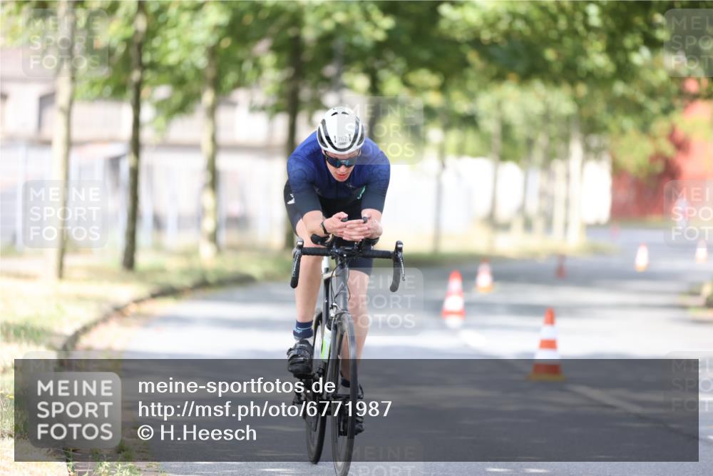 11.08.2024 - GEWOBA Citytriathlon Bremen H.Heesch http://msf.ph/oto/6771987 11.08.2024 11:36:20 Radfahren 762, 818 meine-sportfotos.de