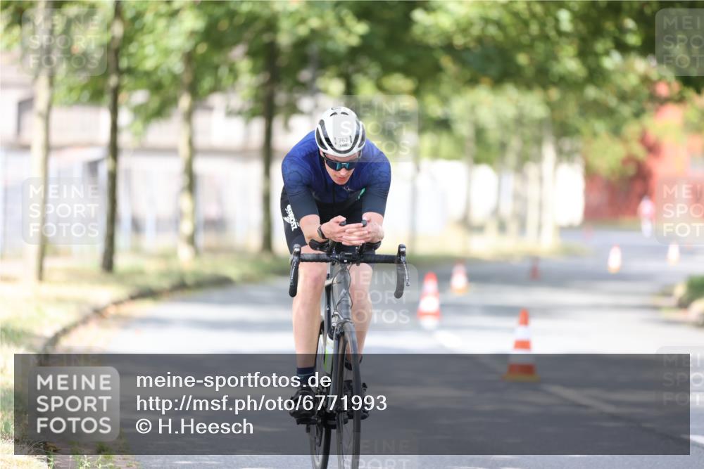 11.08.2024 - GEWOBA Citytriathlon Bremen H.Heesch http://msf.ph/oto/6771993 11.08.2024 11:36:20 Radfahren 762, 818 meine-sportfotos.de