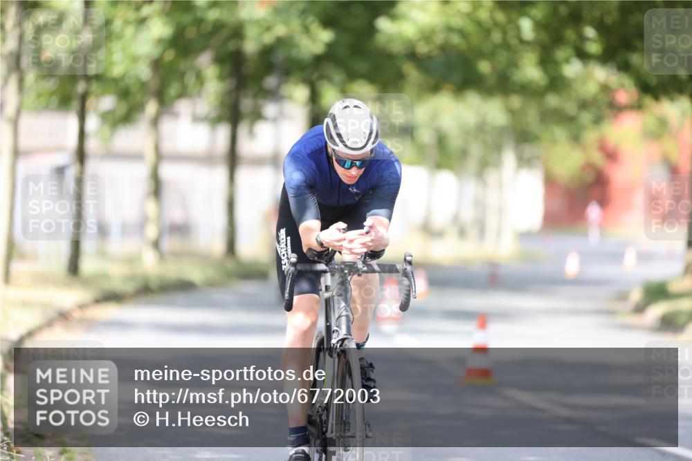 11.08.2024 - GEWOBA Citytriathlon Bremen H.Heesch http://msf.ph/oto/6772003 11.08.2024 11:36:20 Radfahren 762, 818 meine-sportfotos.de