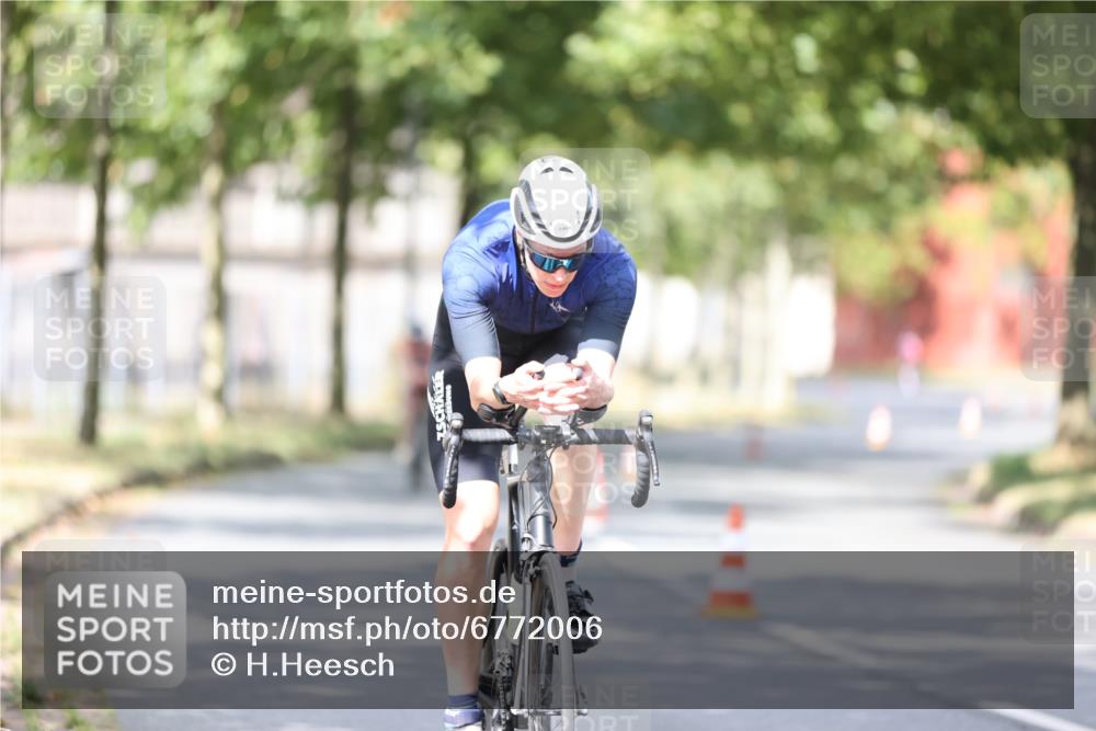 11.08.2024 - GEWOBA Citytriathlon Bremen H.Heesch http://msf.ph/oto/6772006 11.08.2024 11:36:20 Radfahren 762, 818 meine-sportfotos.de