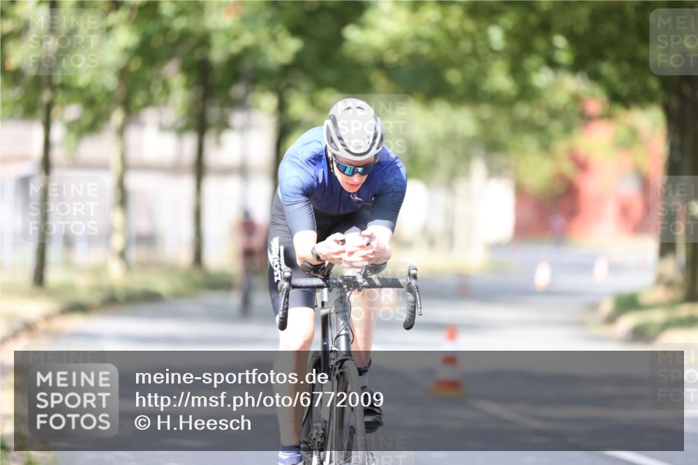 11.08.2024 - GEWOBA Citytriathlon Bremen H.Heesch http://msf.ph/oto/6772009 11.08.2024 11:36:20 Radfahren 762, 818 meine-sportfotos.de