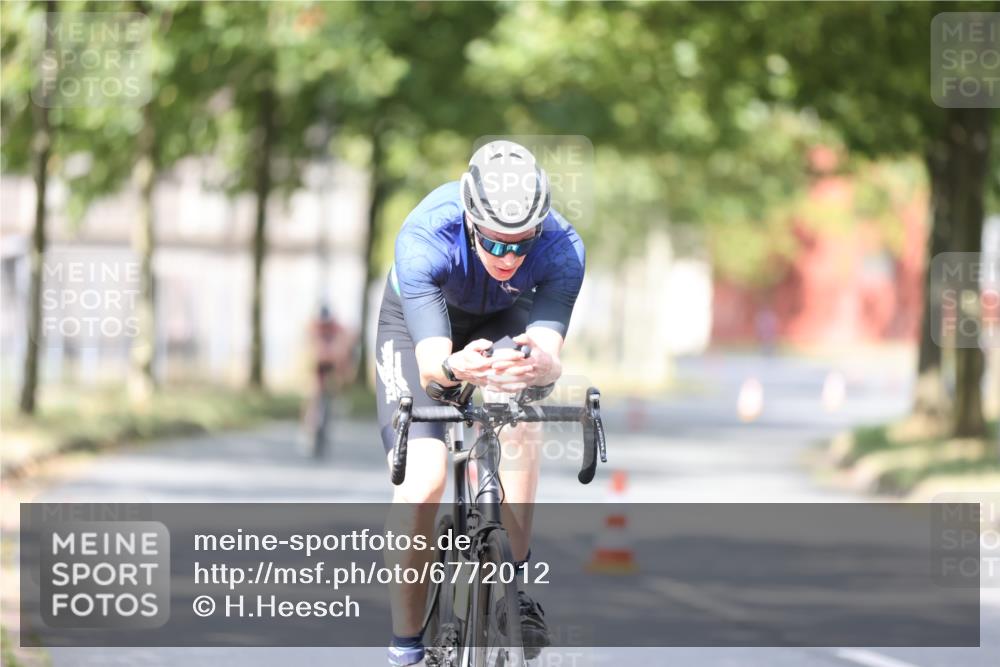 11.08.2024 - GEWOBA Citytriathlon Bremen H.Heesch http://msf.ph/oto/6772012 11.08.2024 11:36:20 Radfahren 762, 818 meine-sportfotos.de