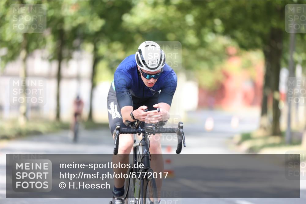 11.08.2024 - GEWOBA Citytriathlon Bremen H.Heesch http://msf.ph/oto/6772017 11.08.2024 11:36:20 Radfahren 762, 818 meine-sportfotos.de
