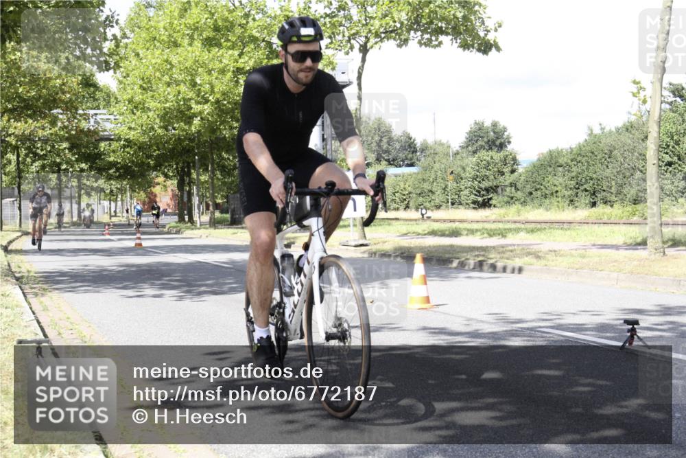 11.08.2024 - GEWOBA Citytriathlon Bremen H.Heesch http://msf.ph/oto/6772187 11.08.2024 13:08:03 Radfahren 225, 235, 244, 252, 255, 301, 306, 327, 330, 333, 353 meine-sportfotos.de