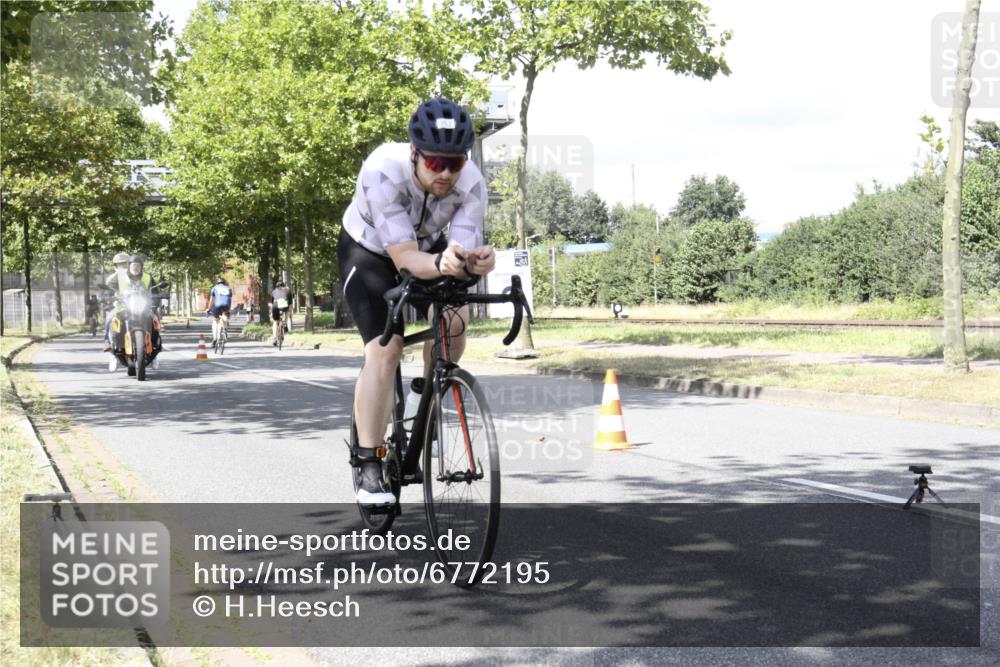 11.08.2024 - GEWOBA Citytriathlon Bremen H.Heesch http://msf.ph/oto/6772195 11.08.2024 13:08:08 Radfahren 235, 244, 252, 301, 327, 330, 333 meine-sportfotos.de