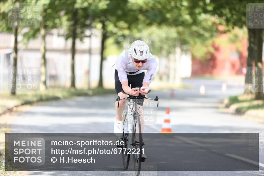 11.08.2024 - GEWOBA Citytriathlon Bremen H.Heesch http://msf.ph/oto/6772221 11.08.2024 11:37:26 Radfahren 844 meine-sportfotos.de