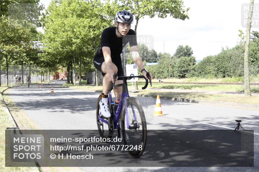 11.08.2024 - GEWOBA Citytriathlon Bremen H.Heesch http://msf.ph/oto/6772248 11.08.2024 13:09:20 Radfahren 216, 291, 298, 304, 317, 325, 456, 481 meine-sportfotos.de