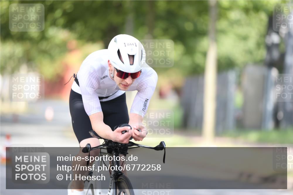 11.08.2024 - GEWOBA Citytriathlon Bremen H.Heesch http://msf.ph/oto/6772258 11.08.2024 11:37:27 Radfahren 844 meine-sportfotos.de