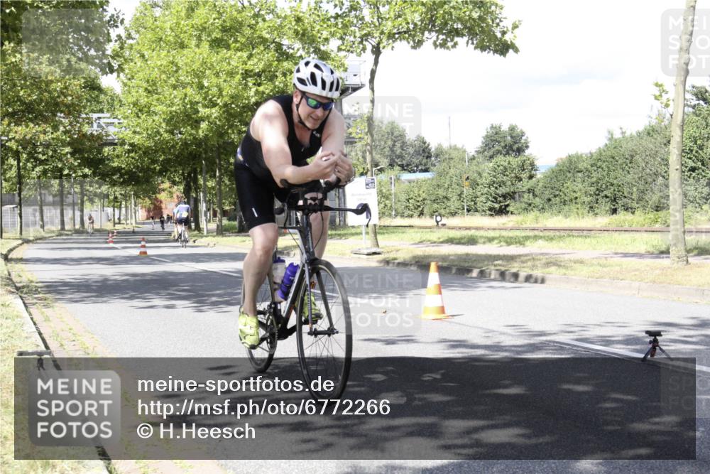 11.08.2024 - GEWOBA Citytriathlon Bremen H.Heesch http://msf.ph/oto/6772266 11.08.2024 13:09:42 Radfahren 298, 468, 471, 537 meine-sportfotos.de