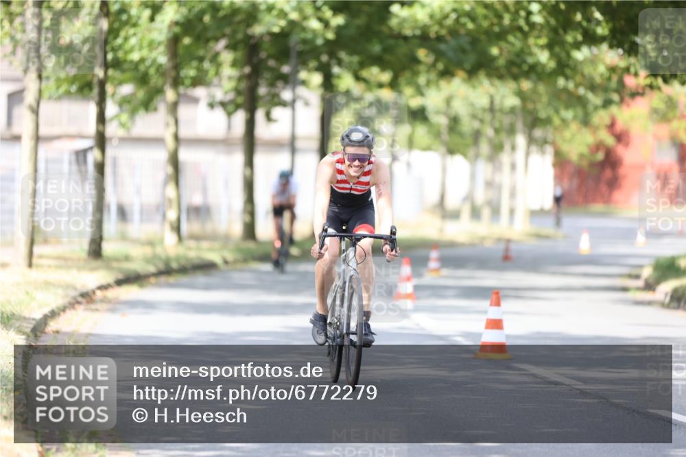 11.08.2024 - GEWOBA Citytriathlon Bremen H.Heesch http://msf.ph/oto/6772279 11.08.2024 11:37:39 Radfahren 844, 856, 898 meine-sportfotos.de