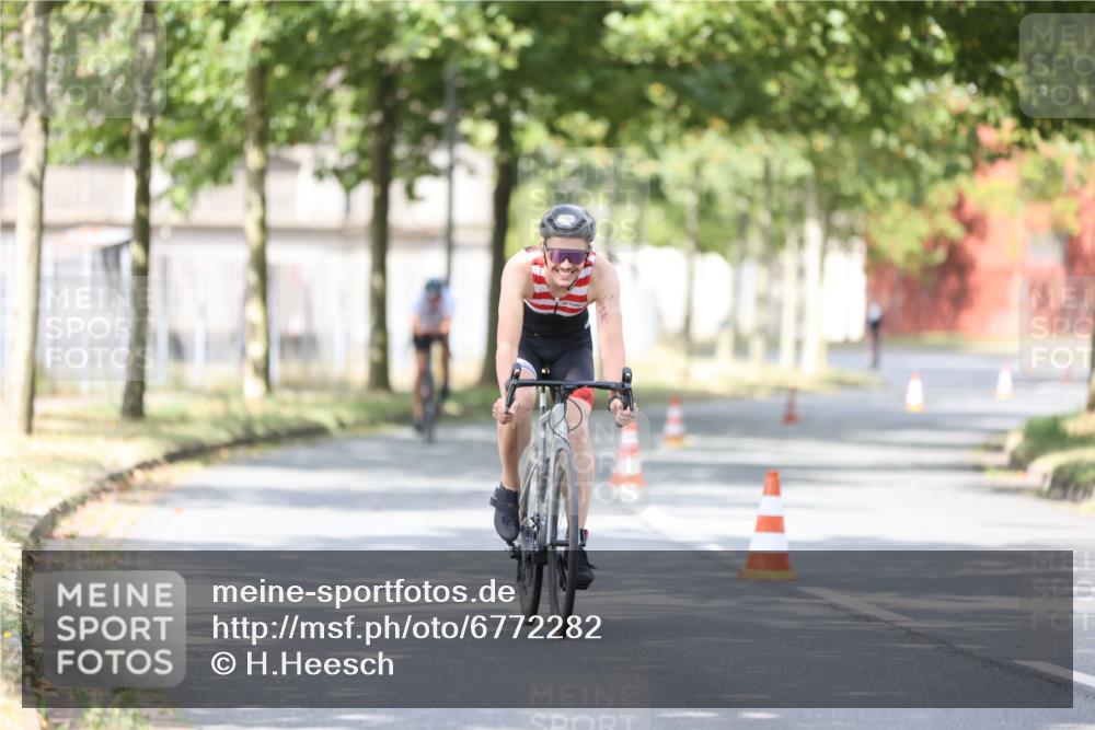 11.08.2024 - GEWOBA Citytriathlon Bremen H.Heesch http://msf.ph/oto/6772282 11.08.2024 11:37:39 Radfahren 844, 856, 898 meine-sportfotos.de