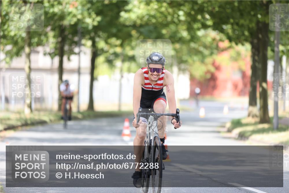 11.08.2024 - GEWOBA Citytriathlon Bremen H.Heesch http://msf.ph/oto/6772288 11.08.2024 11:37:40 Radfahren 751, 856, 898 meine-sportfotos.de