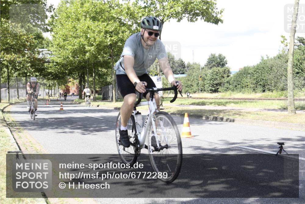 11.08.2024 - GEWOBA Citytriathlon Bremen H.Heesch http://msf.ph/oto/6772289 11.08.2024 13:10:20 Radfahren 215, 280, 285, 287, 300, 338, 1006 meine-sportfotos.de