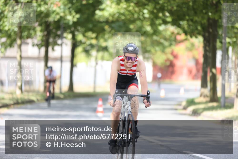 11.08.2024 - GEWOBA Citytriathlon Bremen H.Heesch http://msf.ph/oto/6772291 11.08.2024 11:37:40 Radfahren 751, 856, 898 meine-sportfotos.de