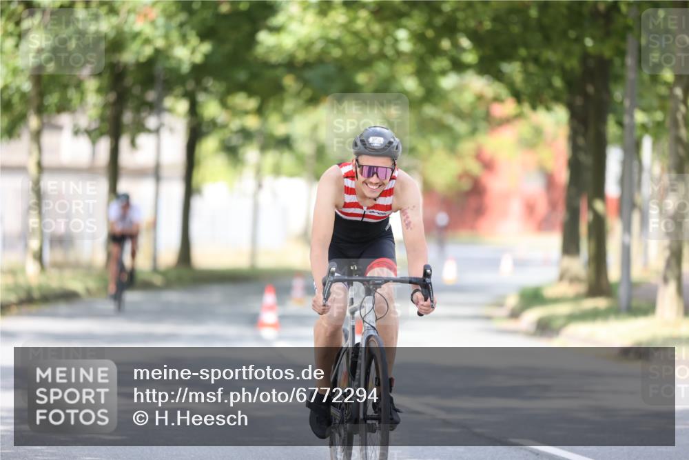11.08.2024 - GEWOBA Citytriathlon Bremen H.Heesch http://msf.ph/oto/6772294 11.08.2024 11:37:40 Radfahren 751, 856, 898 meine-sportfotos.de