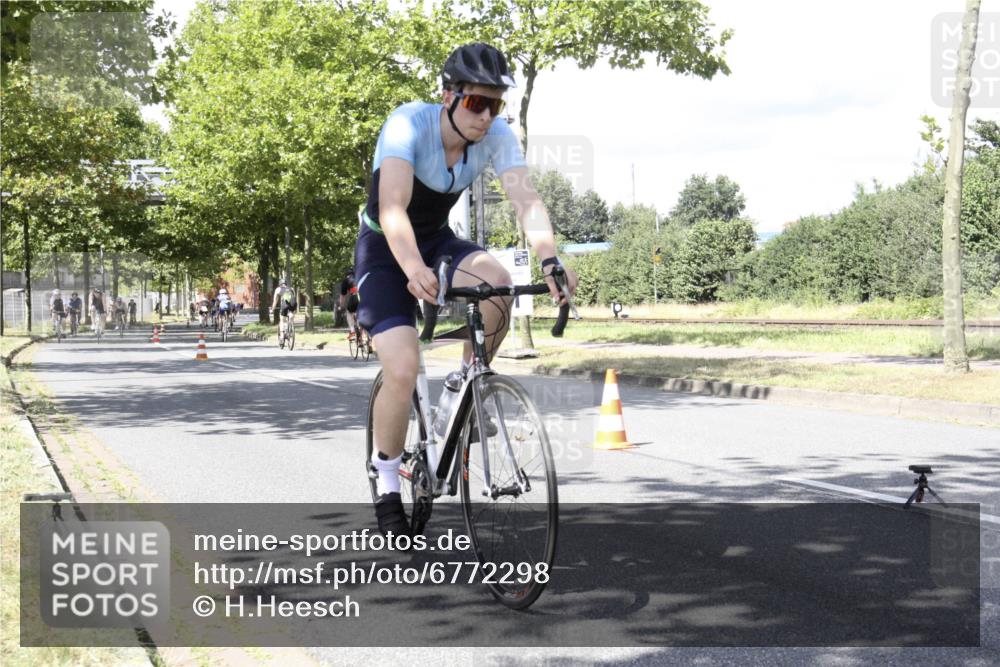 11.08.2024 - GEWOBA Citytriathlon Bremen H.Heesch http://msf.ph/oto/6772298 11.08.2024 13:10:31 Radfahren 205, 206, 215, 222, 259, 265, 280, 338, 339, 460, 1006 meine-sportfotos.de