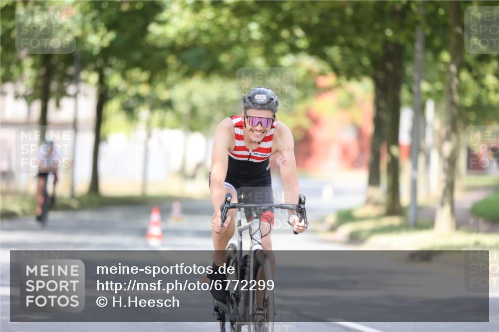 11.08.2024 - GEWOBA Citytriathlon Bremen H.Heesch http://msf.ph/oto/6772299 11.08.2024 11:37:40 Radfahren 751, 856, 898 meine-sportfotos.de