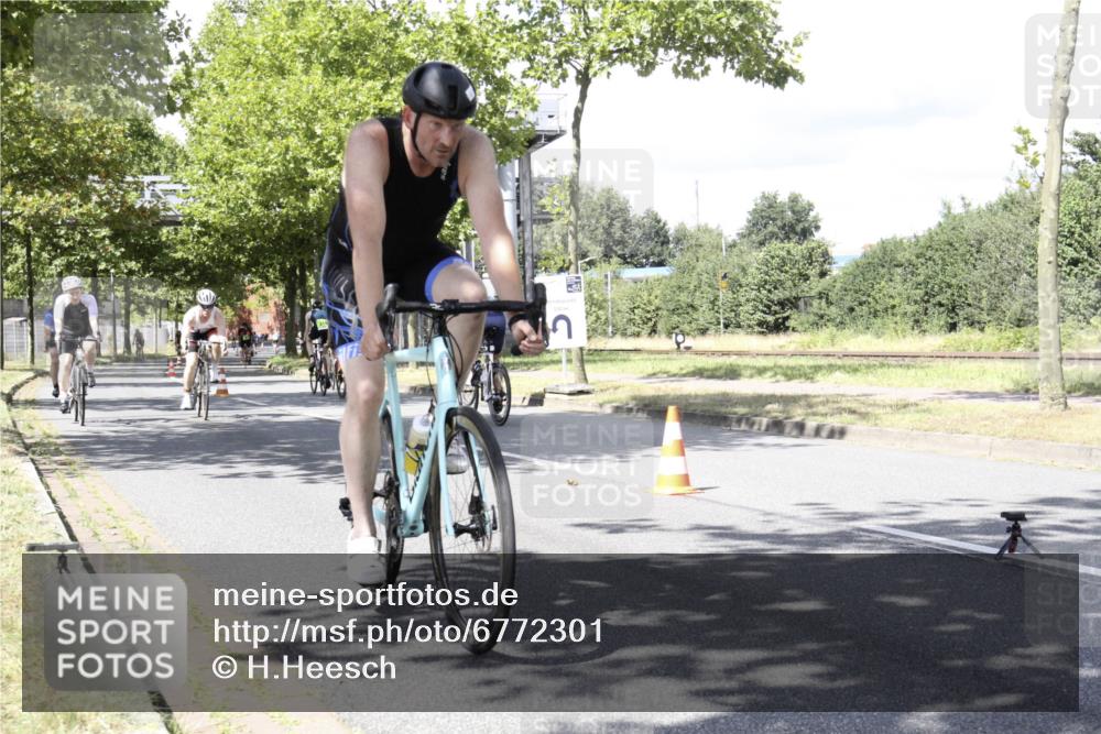 11.08.2024 - GEWOBA Citytriathlon Bremen H.Heesch http://msf.ph/oto/6772301 11.08.2024 13:10:34 Radfahren 205, 206, 215, 222, 245, 259, 265, 280, 338, 339, 460, 1006 meine-sportfotos.de