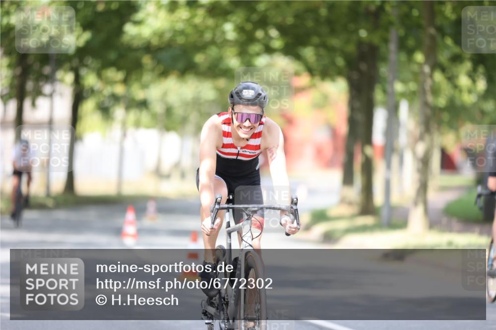 11.08.2024 - GEWOBA Citytriathlon Bremen H.Heesch http://msf.ph/oto/6772302 11.08.2024 11:37:40 Radfahren 751, 856, 898 meine-sportfotos.de