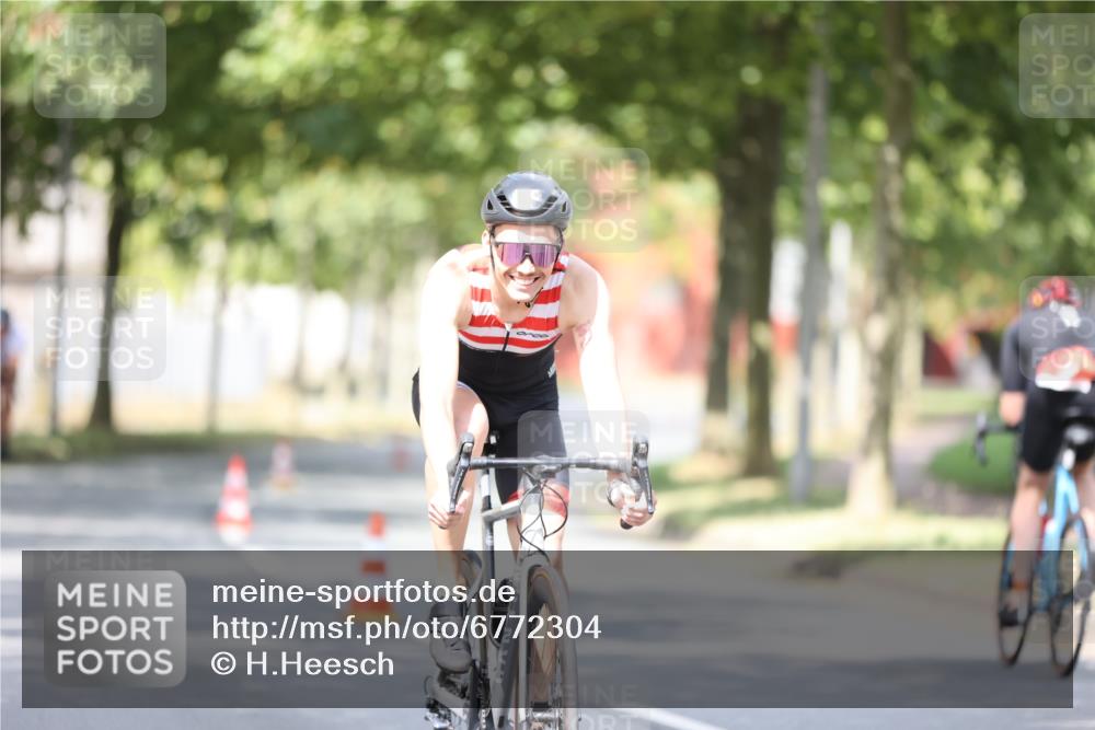 11.08.2024 - GEWOBA Citytriathlon Bremen H.Heesch http://msf.ph/oto/6772304 11.08.2024 11:37:40 Radfahren 751, 856, 898 meine-sportfotos.de
