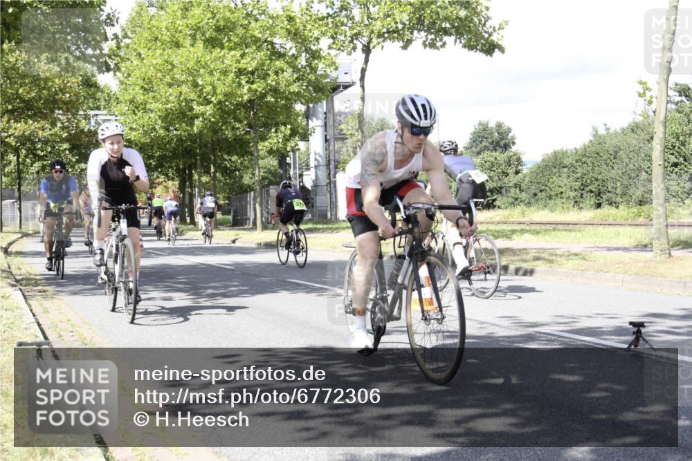 11.08.2024 - GEWOBA Citytriathlon Bremen H.Heesch http://msf.ph/oto/6772306 11.08.2024 13:10:36 Radfahren 205, 206, 215, 222, 245, 259, 265, 277, 338, 339, 460, 1006 meine-sportfotos.de