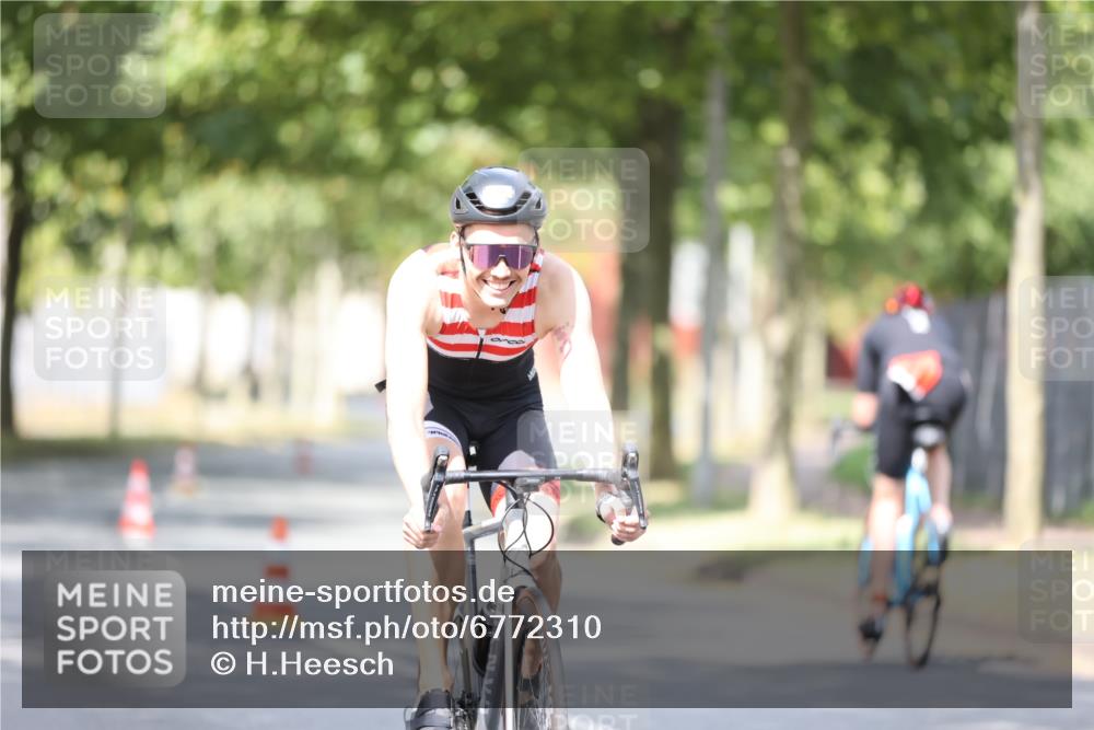 11.08.2024 - GEWOBA Citytriathlon Bremen H.Heesch http://msf.ph/oto/6772310 11.08.2024 11:37:40 Radfahren 751, 856, 898 meine-sportfotos.de