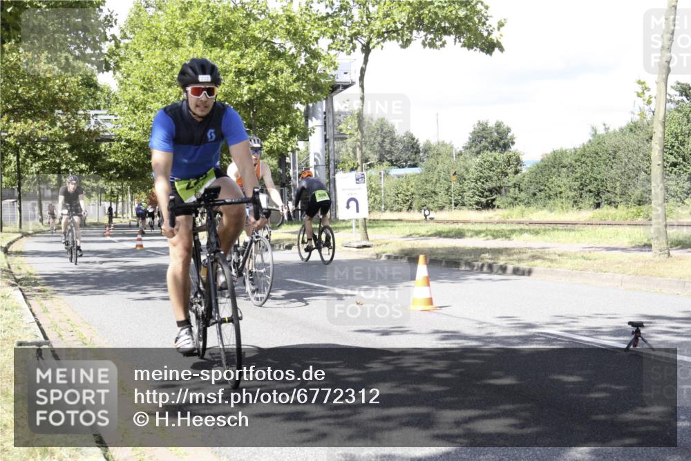 11.08.2024 - GEWOBA Citytriathlon Bremen H.Heesch http://msf.ph/oto/6772312 11.08.2024 13:10:37 Radfahren 205, 206, 215, 222, 245, 259, 265, 277, 338, 339, 460, 1006 meine-sportfotos.de