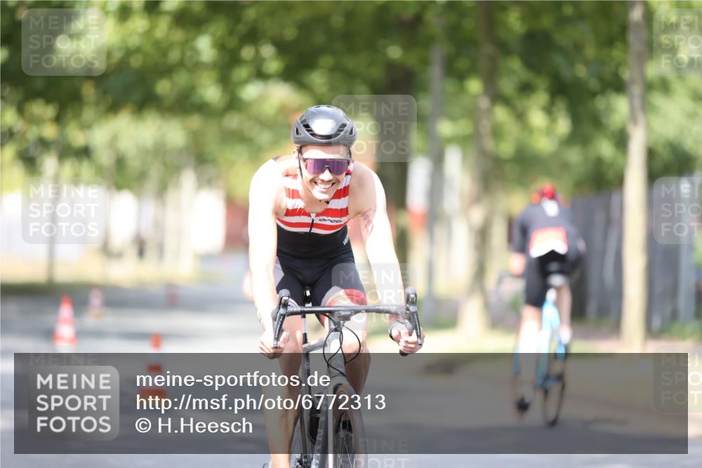 11.08.2024 - GEWOBA Citytriathlon Bremen H.Heesch http://msf.ph/oto/6772313 11.08.2024 11:37:40 Radfahren 751, 856, 898 meine-sportfotos.de