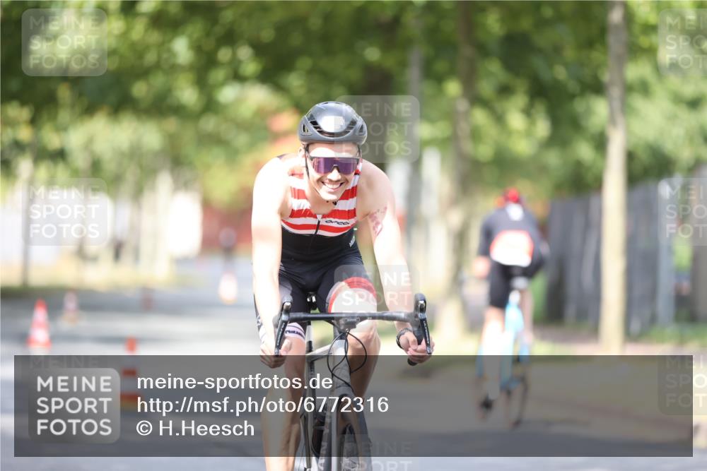 11.08.2024 - GEWOBA Citytriathlon Bremen H.Heesch http://msf.ph/oto/6772316 11.08.2024 11:37:40 Radfahren 751, 856, 898 meine-sportfotos.de