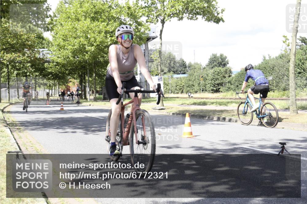 11.08.2024 - GEWOBA Citytriathlon Bremen H.Heesch http://msf.ph/oto/6772321 11.08.2024 13:10:42 Radfahren 205, 206, 215, 222, 245, 259, 265, 277, 339, 399, 460, 1006 meine-sportfotos.de