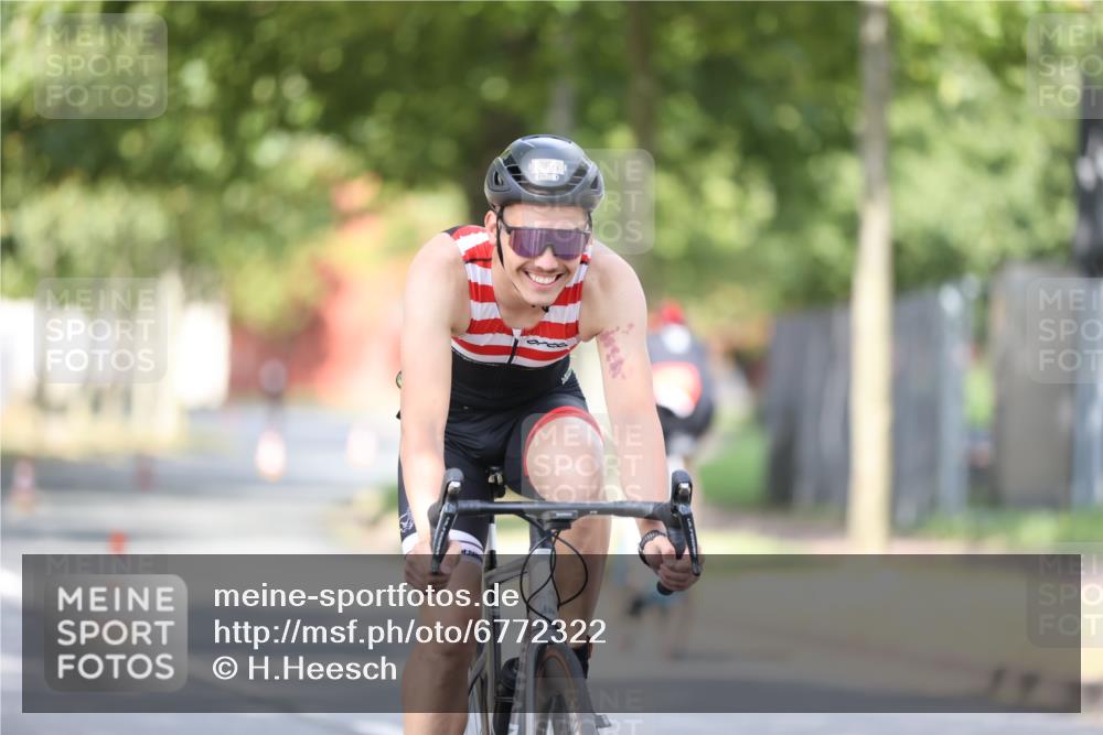 11.08.2024 - GEWOBA Citytriathlon Bremen H.Heesch http://msf.ph/oto/6772322 11.08.2024 11:37:40 Radfahren 751, 856, 898 meine-sportfotos.de