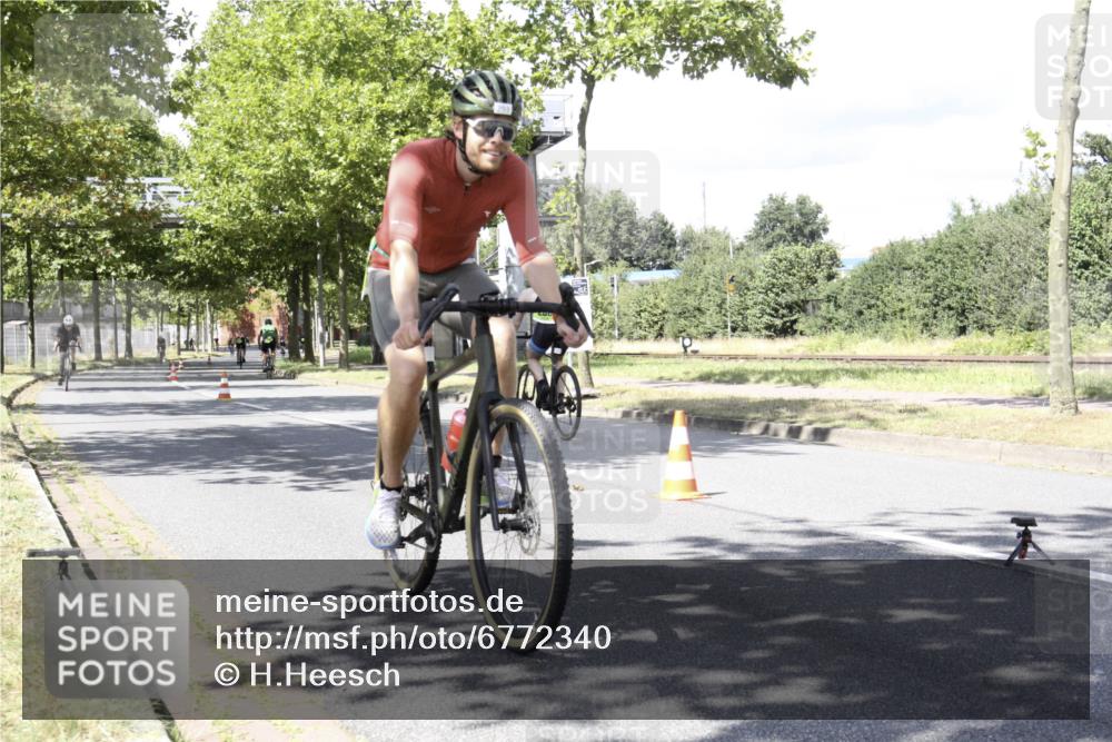 11.08.2024 - GEWOBA Citytriathlon Bremen H.Heesch http://msf.ph/oto/6772340 11.08.2024 13:10:59 Radfahren 234, 277, 293, 321, 326, 399, 492, 534 meine-sportfotos.de