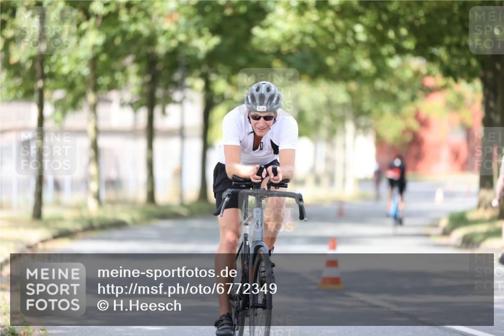 11.08.2024 - GEWOBA Citytriathlon Bremen H.Heesch http://msf.ph/oto/6772349 11.08.2024 11:37:43 Radfahren 751, 856, 898 meine-sportfotos.de