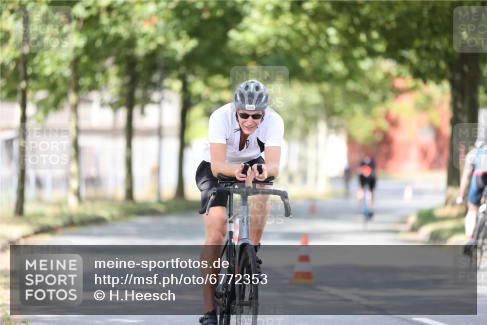 11.08.2024 - GEWOBA Citytriathlon Bremen H.Heesch http://msf.ph/oto/6772353 11.08.2024 11:37:43 Radfahren 751, 856, 898 meine-sportfotos.de