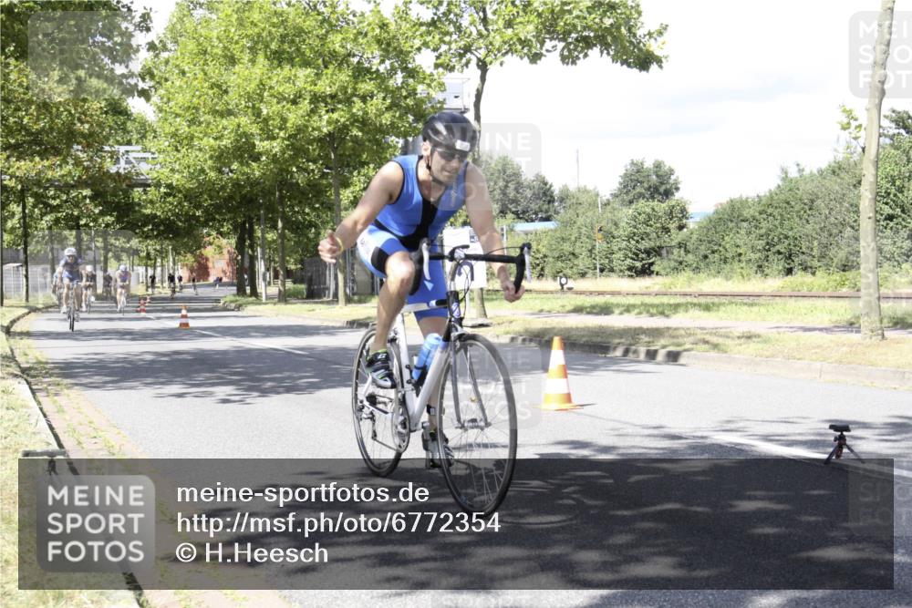 11.08.2024 - GEWOBA Citytriathlon Bremen H.Heesch http://msf.ph/oto/6772354 11.08.2024 13:11:16 Radfahren 212, 217, 223, 233, 234, 278, 308, 315, 426, 428, 459, 534, 538 meine-sportfotos.de