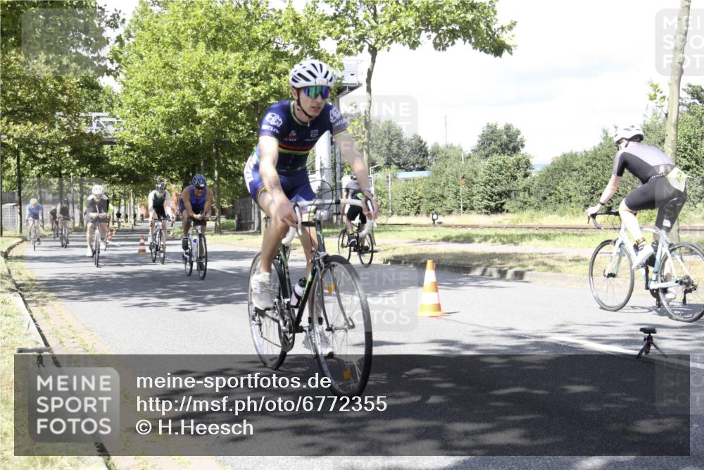 11.08.2024 - GEWOBA Citytriathlon Bremen H.Heesch http://msf.ph/oto/6772355 11.08.2024 13:11:18 Radfahren 212, 217, 223, 233, 234, 278, 308, 315, 426, 428, 459, 474, 534, 538 meine-sportfotos.de