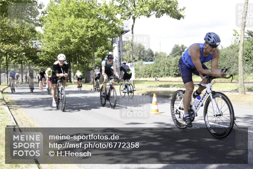 11.08.2024 - GEWOBA Citytriathlon Bremen H.Heesch http://msf.ph/oto/6772358 11.08.2024 13:11:19 Radfahren 212, 217, 223, 233, 234, 278, 308, 315, 426, 428, 459, 474, 534, 538 meine-sportfotos.de