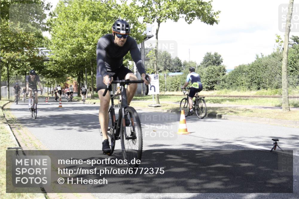 11.08.2024 - GEWOBA Citytriathlon Bremen H.Heesch http://msf.ph/oto/6772375 11.08.2024 13:11:25 Radfahren 212, 217, 223, 233, 278, 308, 315, 324, 337, 426, 428, 459, 474, 518, 538, 542 meine-sportfotos.de
