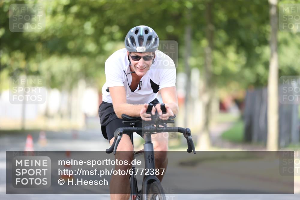 11.08.2024 - GEWOBA Citytriathlon Bremen H.Heesch http://msf.ph/oto/6772387 11.08.2024 11:37:44 Radfahren 751, 804, 856, 898 meine-sportfotos.de