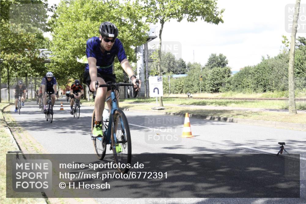 11.08.2024 - GEWOBA Citytriathlon Bremen H.Heesch http://msf.ph/oto/6772391 11.08.2024 13:11:35 Radfahren 212, 217, 262, 278, 282, 290, 308, 311, 315, 324, 337, 379, 413, 426, 474, 487, 518, 542 meine-sportfotos.de