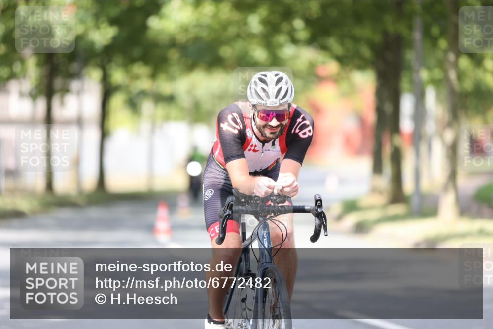 11.08.2024 - GEWOBA Citytriathlon Bremen H.Heesch http://msf.ph/oto/6772482 11.08.2024 11:37:56 Radfahren 751, 804, 898 meine-sportfotos.de
