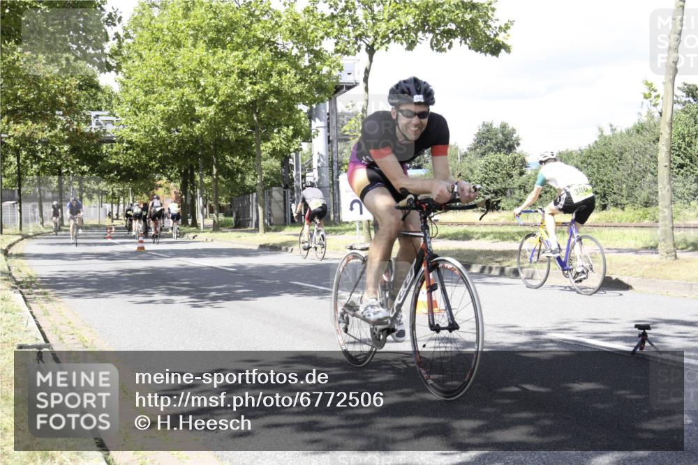 11.08.2024 - GEWOBA Citytriathlon Bremen H.Heesch http://msf.ph/oto/6772506 11.08.2024 13:13:24 Radfahren 422, 430, 447, 484, 528 meine-sportfotos.de
