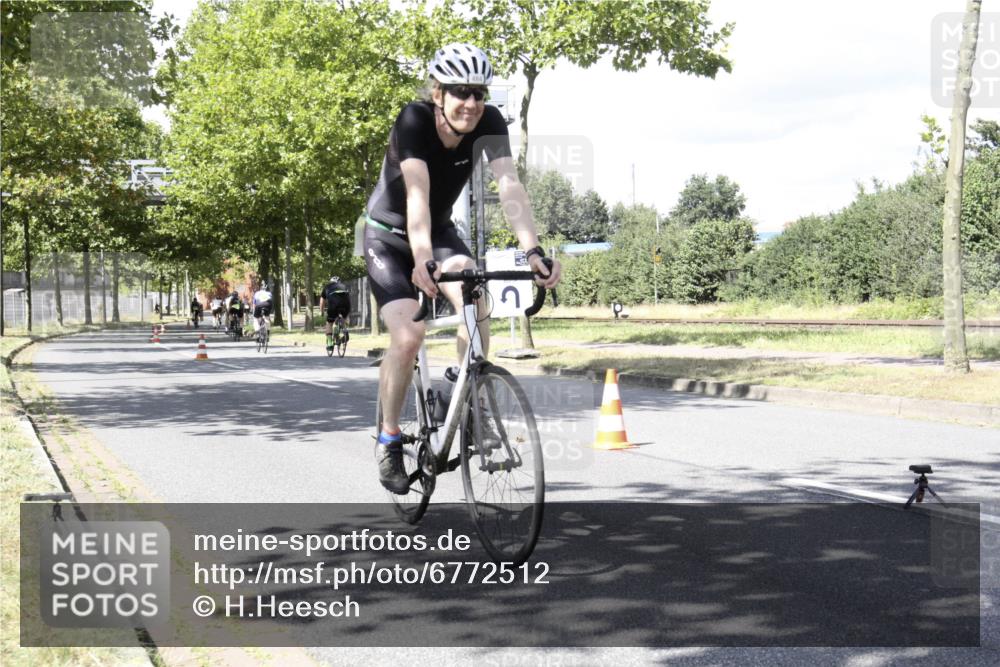 11.08.2024 - GEWOBA Citytriathlon Bremen H.Heesch http://msf.ph/oto/6772512 11.08.2024 13:13:29 Radfahren 430, 447, 484, 528, 556 meine-sportfotos.de