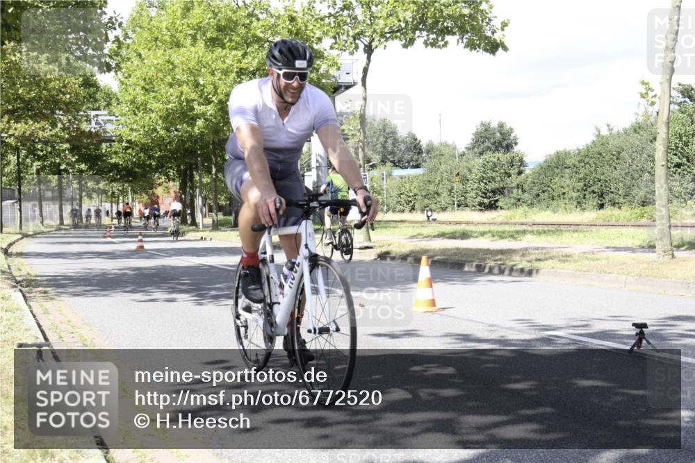 11.08.2024 - GEWOBA Citytriathlon Bremen H.Heesch http://msf.ph/oto/6772520 11.08.2024 13:13:42 Radfahren 219, 221, 258, 296, 371, 391, 461, 484, 502, 556 meine-sportfotos.de