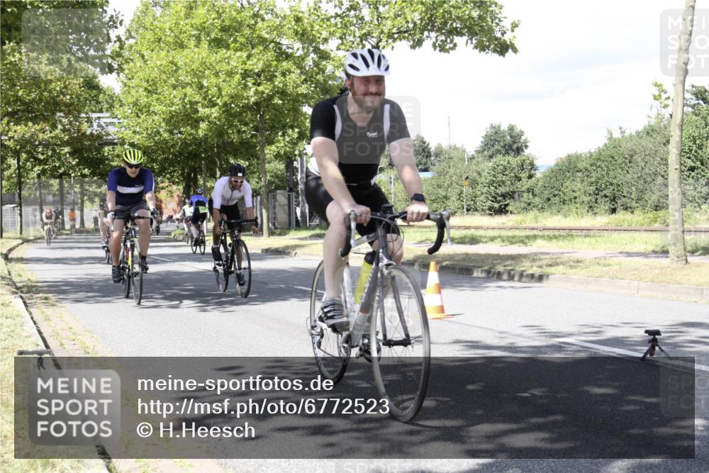 11.08.2024 - GEWOBA Citytriathlon Bremen H.Heesch http://msf.ph/oto/6772523 11.08.2024 13:13:49 Radfahren 219, 221, 258, 296, 371, 391, 411, 438, 461, 472, 475, 502, 556 meine-sportfotos.de