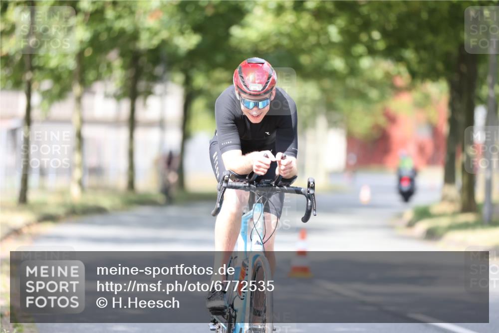11.08.2024 - GEWOBA Citytriathlon Bremen H.Heesch http://msf.ph/oto/6772535 11.08.2024 11:38:26 Radfahren 781, 791 meine-sportfotos.de