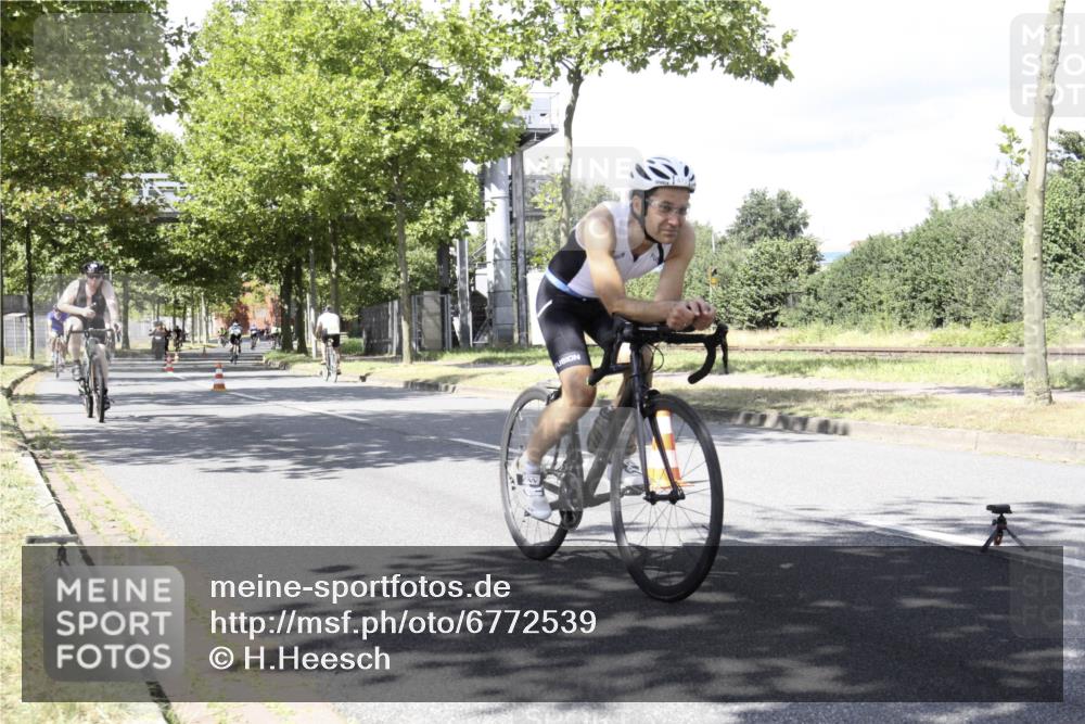 11.08.2024 - GEWOBA Citytriathlon Bremen H.Heesch http://msf.ph/oto/6772539 11.08.2024 13:13:57 Radfahren 221, 258, 296, 371, 411, 423, 438, 439, 461, 472, 475, 482, 502 meine-sportfotos.de